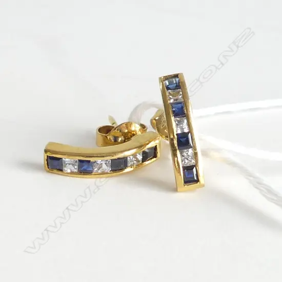 PR 18ct yellow GOLD SAPPHIRE? & WHITE STONE EARRINGS curved bar form 2.7gms **RTV**