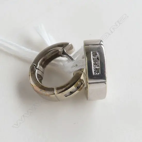 PR 9ct WHT GOLD DIAMOND SET EARRINGS D=0.15ct, 3.9gm