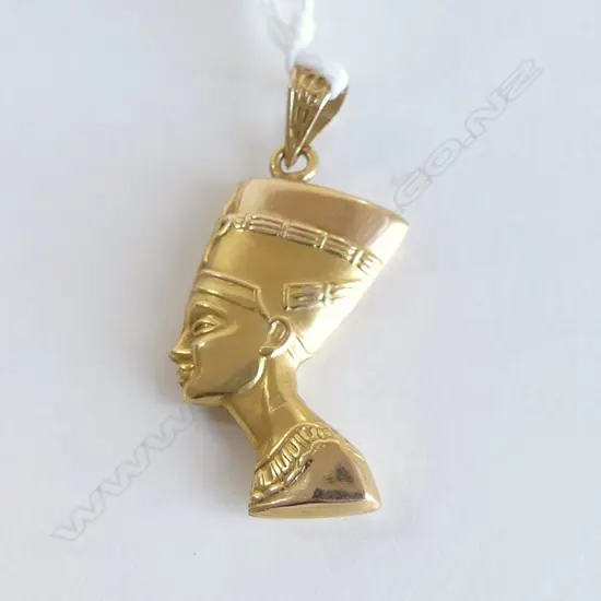 EGYPTIAN 18ct GOLD PENDANT, QUEEN NEFERTITI H.40mm. 4.36gms