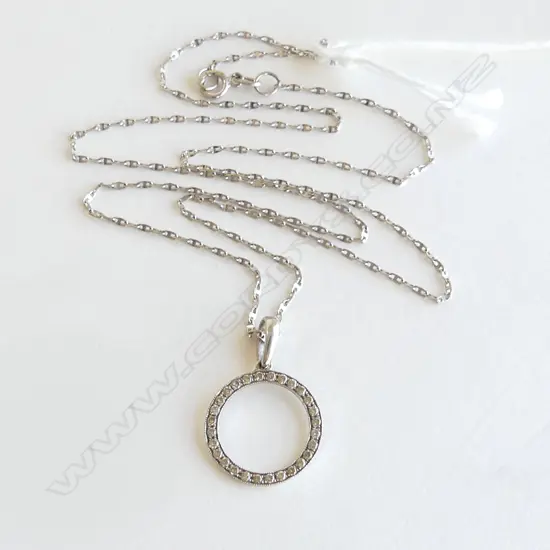 9ct WHT GOLD DIAMOND PENDANT NECKLACE & 18ct WHT GOLD CHAIN 2gm