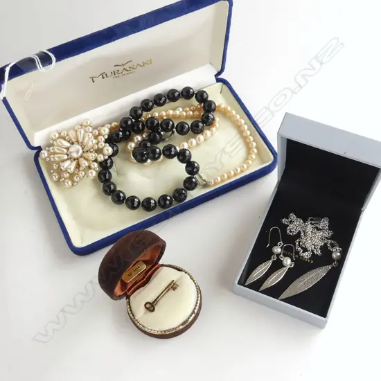 SMALL COLLECTION OF COSTUME JEWELLERY INCLUDING KAREN WALKER SILVER PEARL NECKLACE AND EARRINGS GOLD ? 21ST KEY