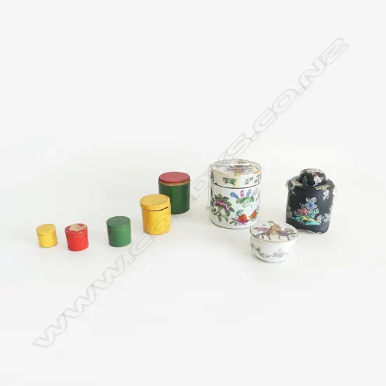 3 ORIENTAL LIDDED CONTAINERS, largest w. lid faulted & containing lacquered containers H.70mm