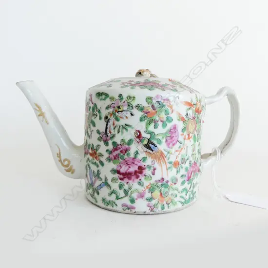 CHINESE FAMILLE ROSE TEAPOT H.105mm
