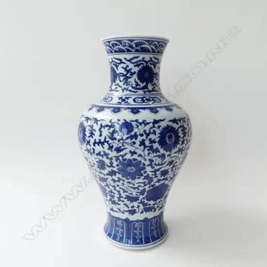 CHINESE B/W VASE H.375mm