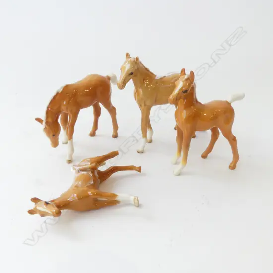 4 BESWICK PALOMINO FOALS, 1 w. LEG AF H.115mm