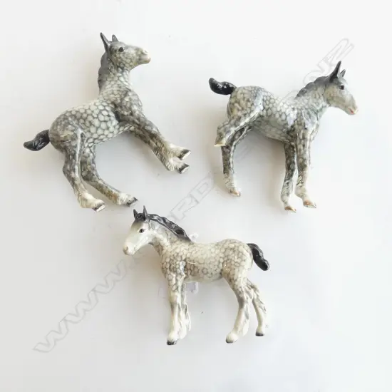 3 BESWICK PONIES (2 w. LEGS AF) H.150mm