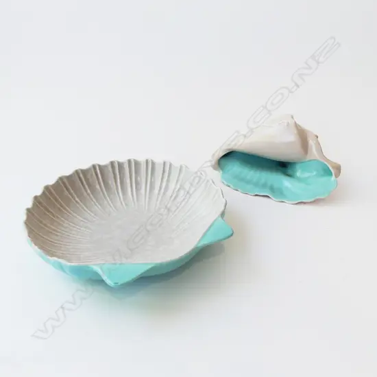 2 POOLE TWINTONE SHELLS, ICE GREEN / SEAGULL L.200mm / 225x225mm