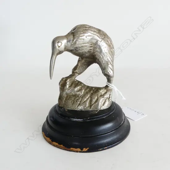 CAST METAL KIWI ON WOOD BASE H115MM