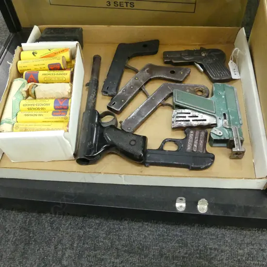 7 VINTAGE TOY HANDGUNS/CAP GUNS, AIR PISTOL PELLETS & PAPER CAPS FOR TOY PISTOLS