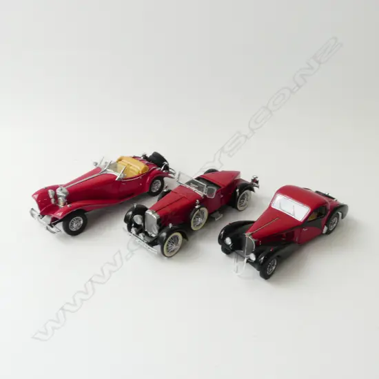 3 RED FRANKLIN MINT MODEL CARS: 1936 BUGATTI 57SC, 1928 STUTZ BLACK HAWK, 1935 MERCEDES 500K ROADSTER L.210mm