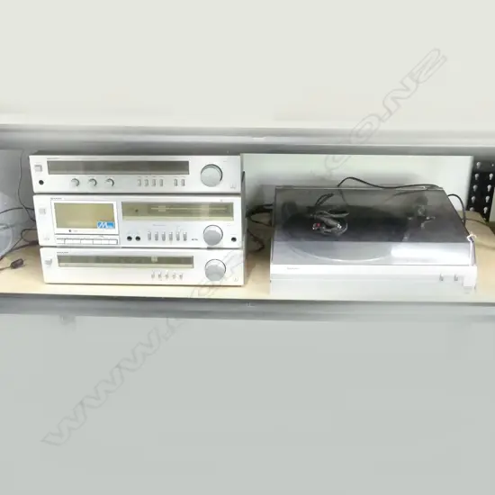 SHARP 31 SERIES TURNTABLE, CASSSETTE PLAYER, STEREO TUNER & AMP