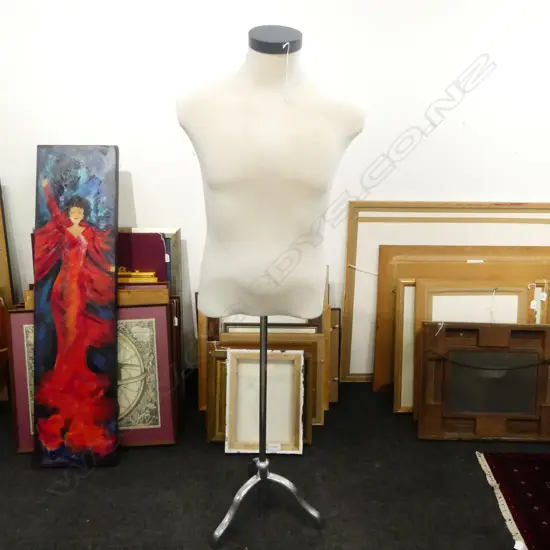 MALE MANNEQUIN ON STAND H.1500mm (ADJUSTABLE)