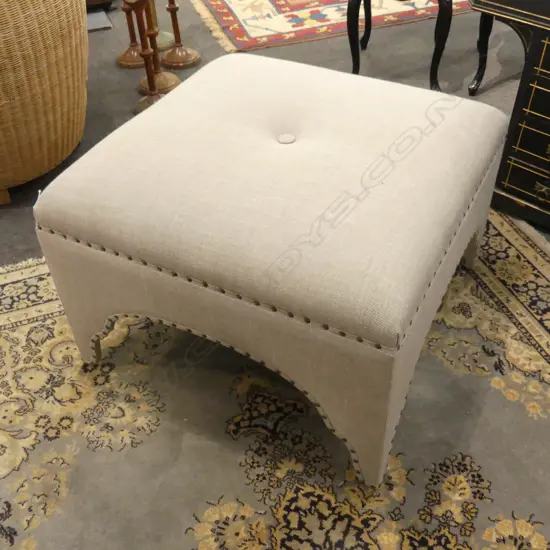 GREY UPHOLSTERED OTTOMAN 800x800x550mm