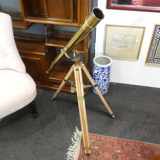 BUSHNELL HARBOURMASTER BRASS TELESCOPE L.990mm ON WOODEN TRIPOD