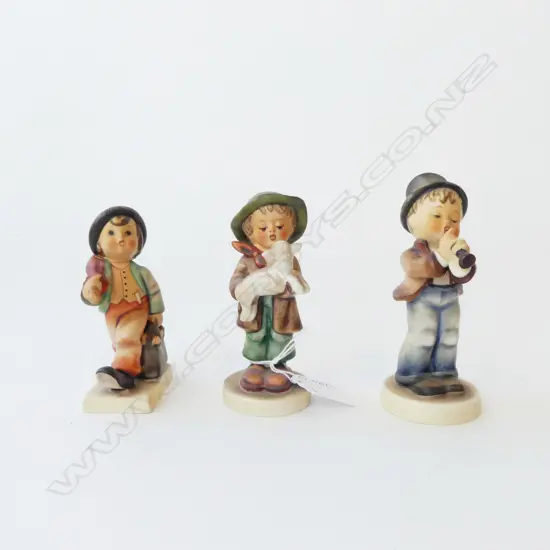 3 HUMMEL FIGURINES; HORN PLAYER (CHIPS), CHILD w. UMBRELLA, CHILD w. LAMB H.125mm