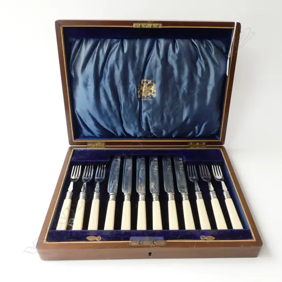 12 PCE FISH SET, CASED W.335mm