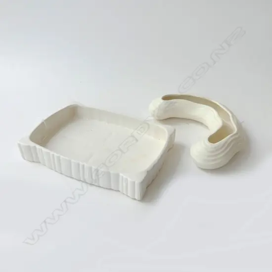 CROWN LYNN MOULDED U SHAPED TROUGH .139 W.1O90mm & RECTANGULAR DISH .651 200X135mm 