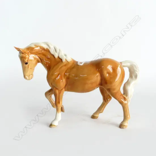 BESWICK HORSE STOCKY JOGGING MARE. H.153mm