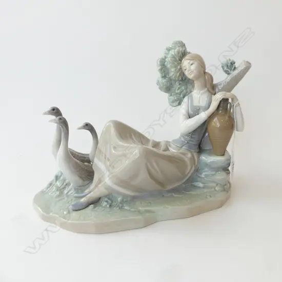 LLADRO WOMAN w. 3 GEESE W.300mm