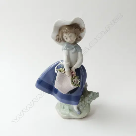 LLADRO GIRL w. FLOWERS H.180mm