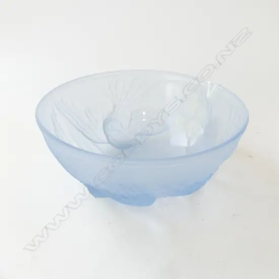 PRESSED BLUE ART GLASS BOWL w. 3 BIRD DESIGN 190mm dia