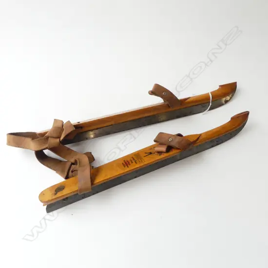 PR VINTAGE DUTCH WOODEN ICE SKATES ‘HEERENVIEN’ W. STEEL BLADES, L.400MM