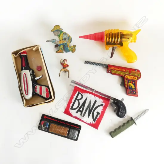 3 VINTAGE TOY GUNS, A SURPRISE 'BANG GUN' & 2 COWBOYS