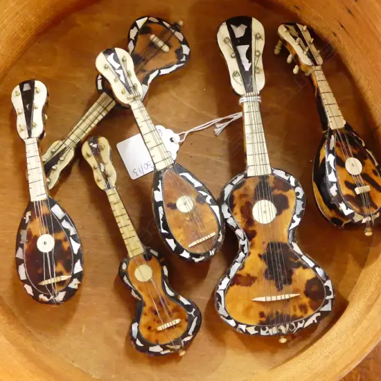 6 TORTOISESHELL MINI GUITARS L.190mm