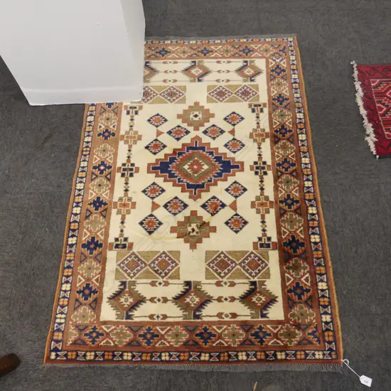 HAND KNOTTED ALL WOOL RUG, PALE GROUND 1450x1000mm