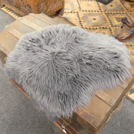 GREY SYNTHETIC SHEEP'S WOOL RUG, L.900mm