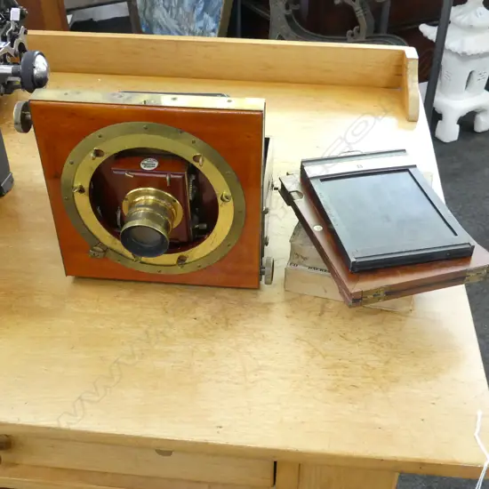 CAMERA; 1904 THORNTON PICKARD TRIPLE EXTENSION PLATE / CUT FILM FIELD CAMERA + ASST. PLATES ETC