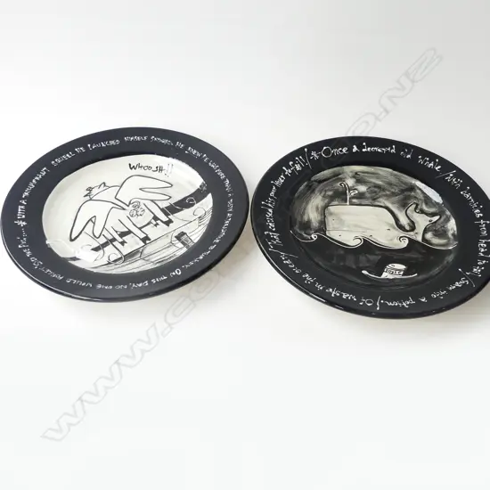 2 LRG B/W NZ STUDIO POTTERY PLATTERS, SIGNED JMDAY JULY 2006. DIA.400mm 