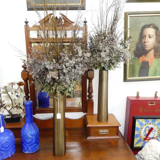 PR HEAVY BURNISHED METAL VASES w. ARTIFICIAL FLOWER ARRANGEMENTS H.400mm