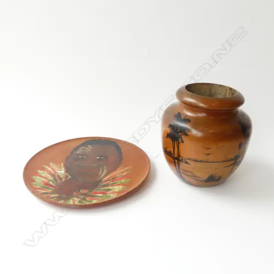 NZ MAORI FOLK ART KAURI CHIEF PLAQUE & MAORI VILLAGE SCENE VASE SIGNED, D.280MM & H.200MM