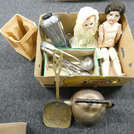 BOX VINTAGE COLLECTABLES; COPPER KETTLE, EP SERVING CUTLERY, DOLLS & KENWOOD MIXER TOP