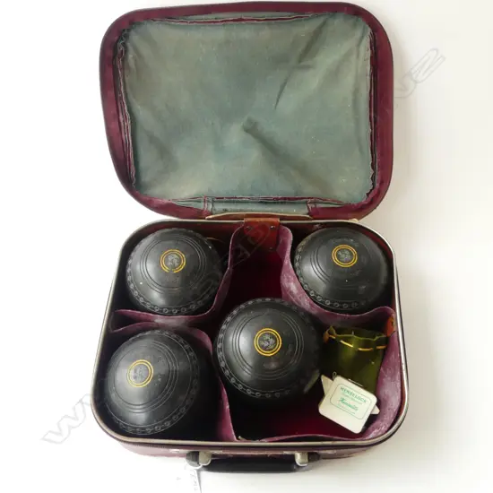 SET 4 VINTAGE HENSELITE LAWN BOWLS