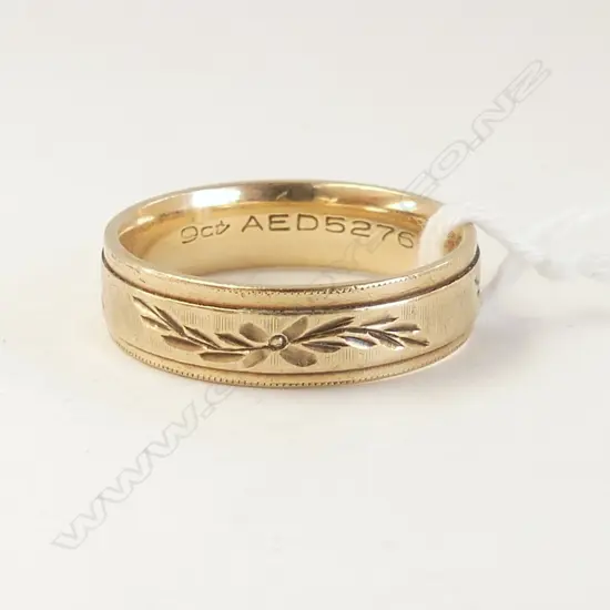 9ct WEDDER, GARLAND ENGRAVED  3.8gm SIZE N