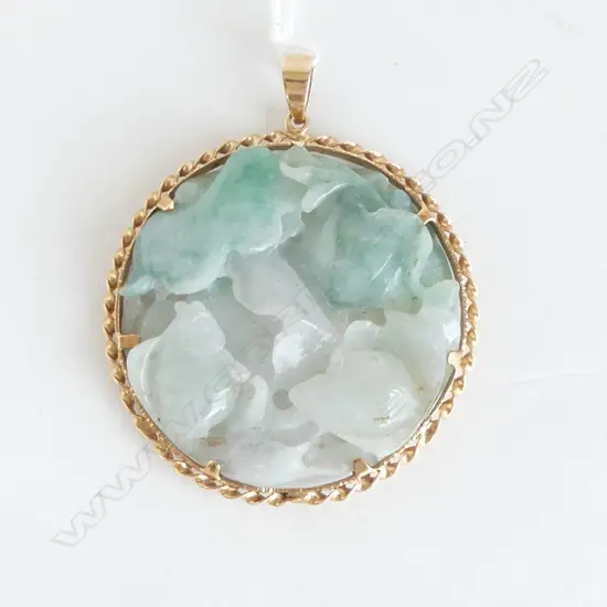 LG JADE PENDANT IN 14CT MOUNT, 60mm dia,43.1gms