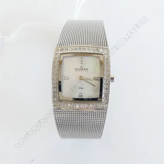 SKAGEN (DENMARK) MID SIZE DESIGNER DRESS WRISTWATCH MOP dial  'STEEL'