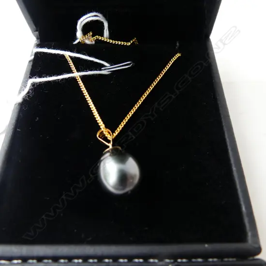 BLACK PEARL PENDANT NECKLACE ON SILVER GILT CHAIN