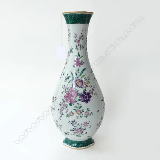 ORIENTAL VASE w. FLORAL DECORATION H.325mm, SIGNED TO BASE