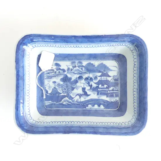 OBLONG CHINESE B/WHITE DISH L230MM