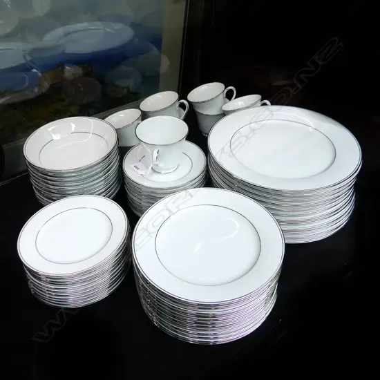 NORITAKE 'CLASSICA' DINNER SERVICE
