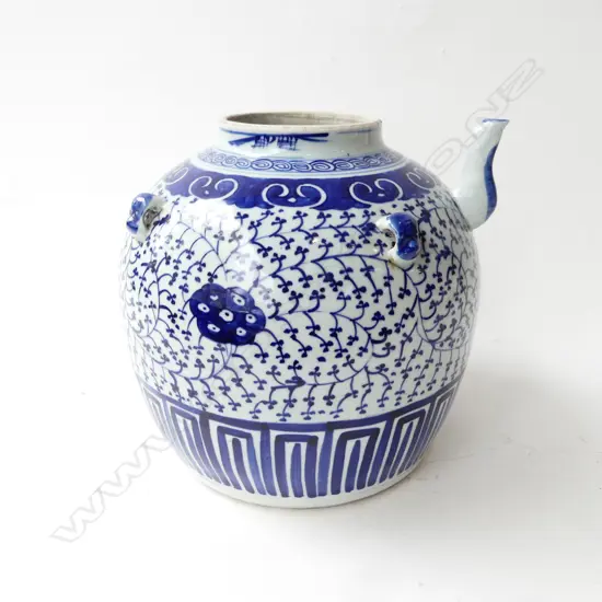 CHINESE B/W VASE w. SPOUT H.235mm