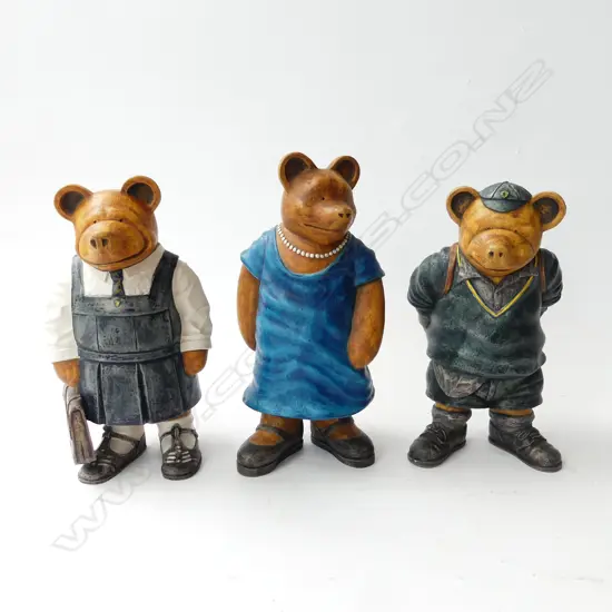 THREE CERAMIC BRYAN JONES BEARS; MOTHER BEAR &amp; TWO SCHOOL CHILDREN, H.280mm (tallest)