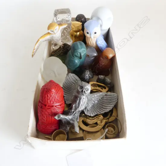 COLLECTION OF OWL ORNAMENTS, BRASS HORSE BADGES &amp; COPPER DOLLS HOUSE UTENSILS