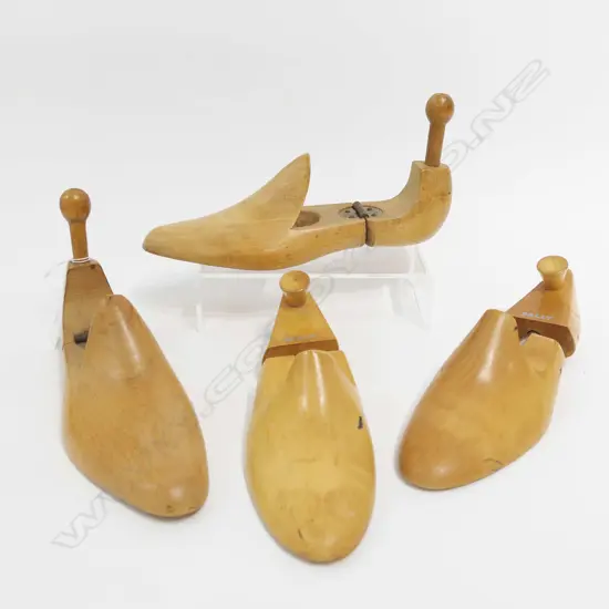 2 PRS WOODEN SHOE LASTS L.280mm