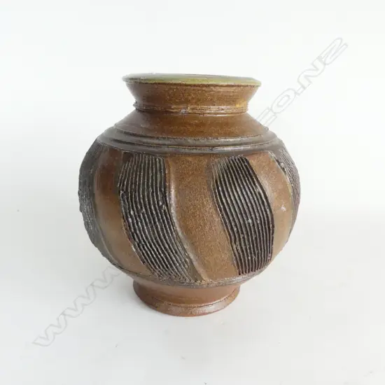 BARRY HOCKENHULL NZ POTTERY VASE INCISED H.170mm