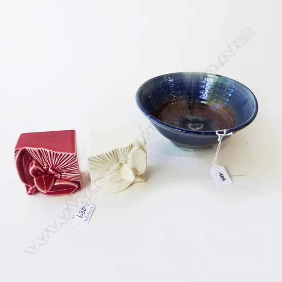 3 PCS NZ STUDIO POTTERY BOWL DIA 190MM  2 FLORAL PCS DIA80MM