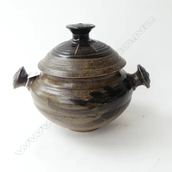 STUDIO POTTERY LIDDED CASSEROLE H.185mm chips